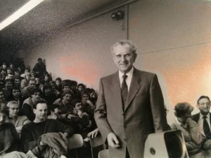 Portret prof. dr. inż. Joachima Pokornego, orędownika pojednania polsko-niemieckiego i byłego jeńca wojennego w Lublinie, podczas wykładu pożegnalnego w Soest